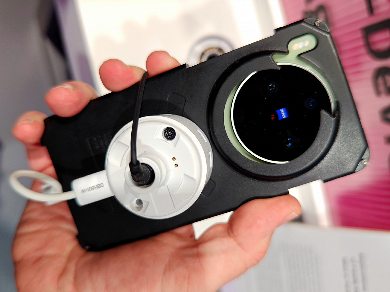 Vivo X300 Max с камерой Zeiss впервые показали вживую