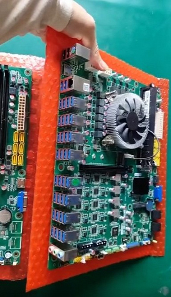 У этой очень странной системной платы есть 36 портов USB и все на задней панели