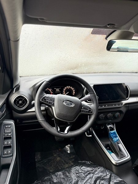 Lada Iskra &laquo;Пантера&raquo; прибыли к дилерам: машины показали внутри и снаружи