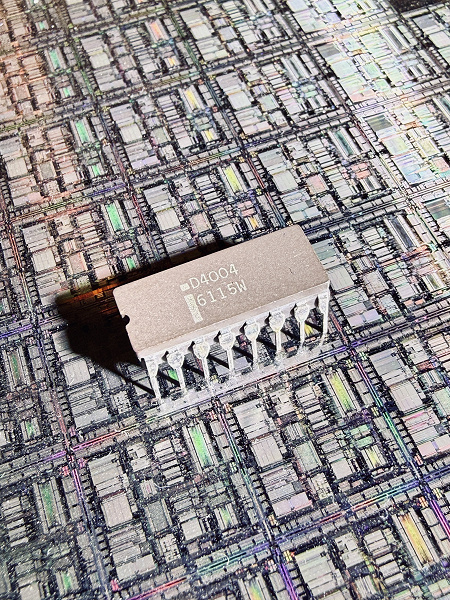 Первый в мире коммерчески доступный однокристальный микропроцессор под микроскопом. Intel 4004 был заснят во всех подробностях