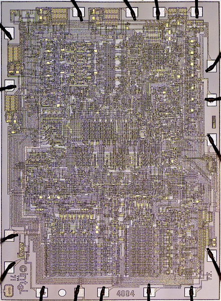Первый в мире коммерчески доступный однокристальный микропроцессор под микроскопом. Intel 4004 был заснят во всех подробностях