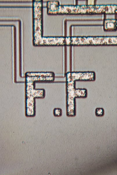 Первый в мире коммерчески доступный однокристальный микропроцессор под микроскопом. Intel 4004 был заснят во всех подробностях