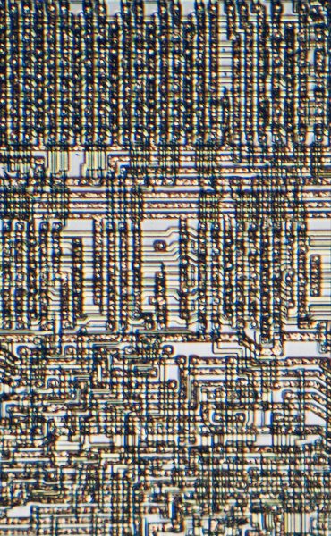 Первый в мире коммерчески доступный однокристальный микропроцессор под микроскопом. Intel 4004 был заснят во всех подробностях