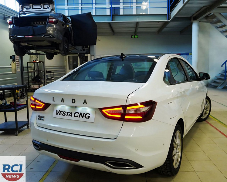1000 км без заправки, но с компромиссом в багажнике: новую Lada Vesta CNG показали вживую