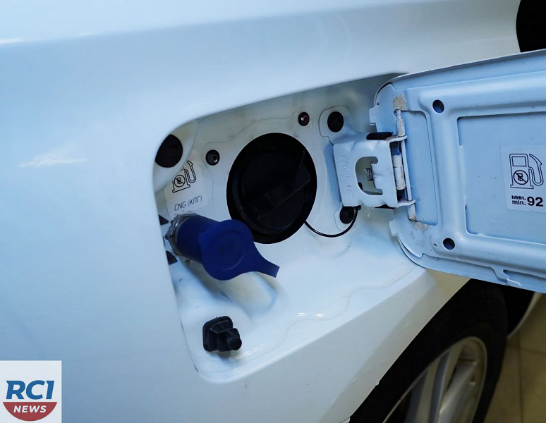 1000 км без заправки, но с компромиссом в багажнике: новую Lada Vesta CNG показали вживую