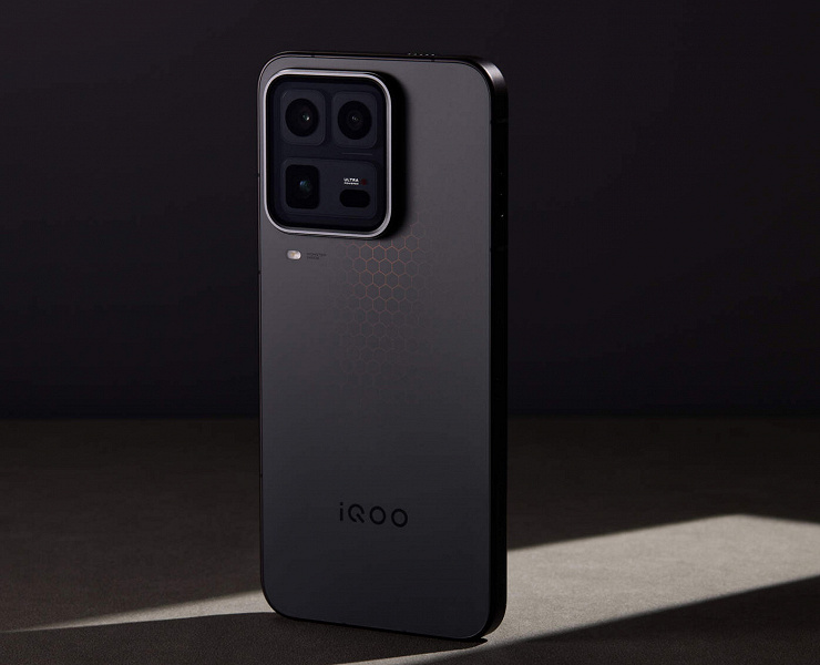 7400 мАч, 100 Вт, экран Samsung 2K, IP69, тройная 50-мегапиксельная камера и Snapdragon 8 Elite Gen 5 &mdash; 790 долларов. Представлен iQOO 15 Ultra