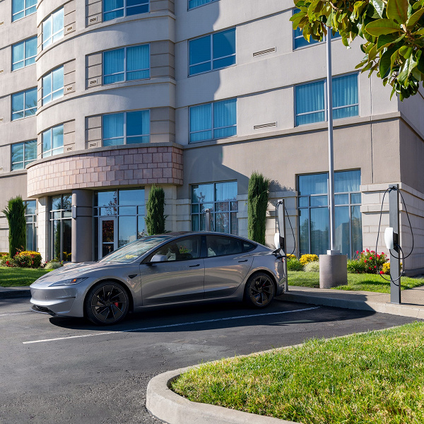 Tesla представила стойку за $900 для фирменной зарядки