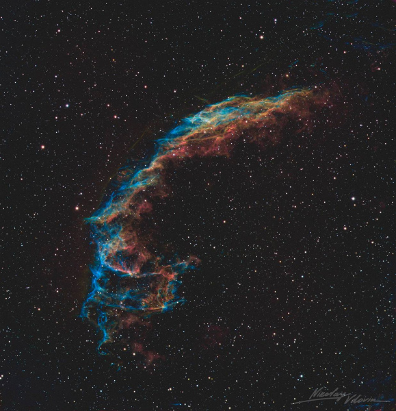 Звёздный взрыв на расстоянии 2400 световых лет от Земли: «Роскосмос» показал фото западной части туманности Вуаль