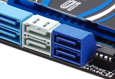 Порты SATA600 — теперь не только на правах гостей (слева SATA300, посередине чипсетные SATA600, справа SATA600 дополнительного контроллера)