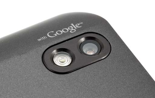 Обзор LG Optimus Black. Объектив камеры и вспышка