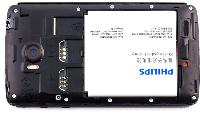 Обзор Philips W732. Аккумуляторный отсек