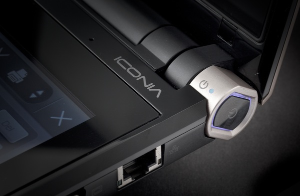 ноутбук Acer Iconia с двумя экранами